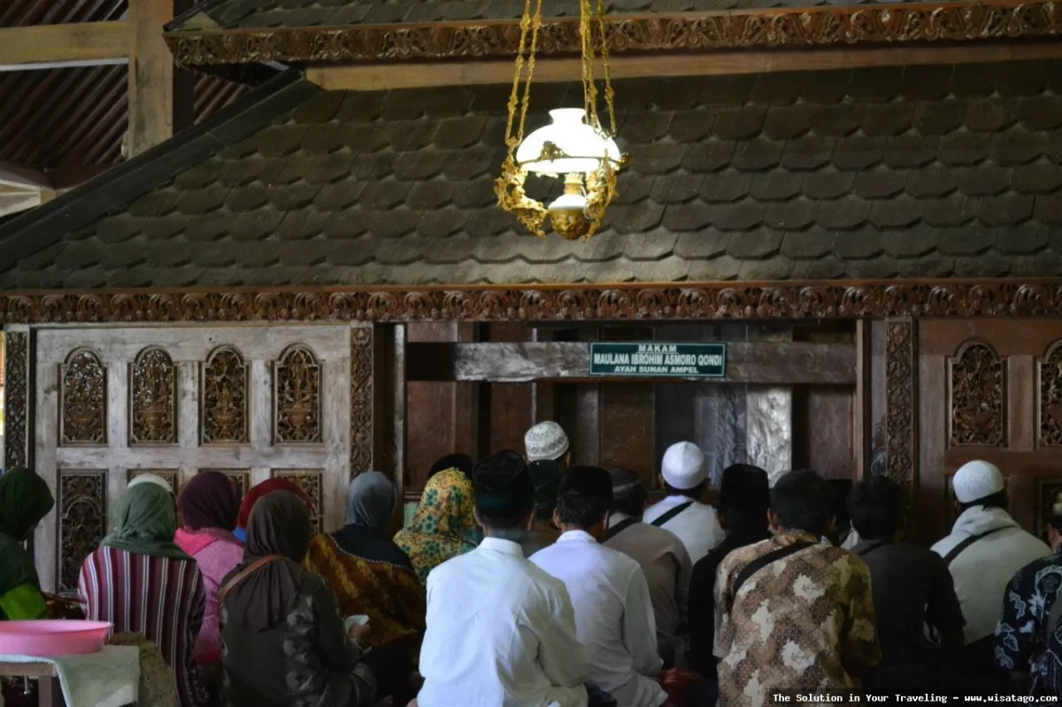 Makam Syeh Maulana Ibrahim Asmaragandi yang sakral