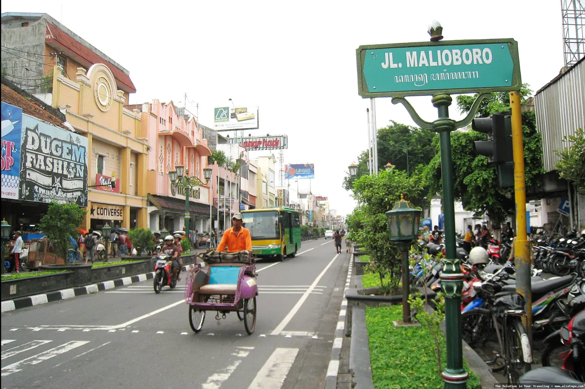 Malioboro: Suasana malam yang ramai