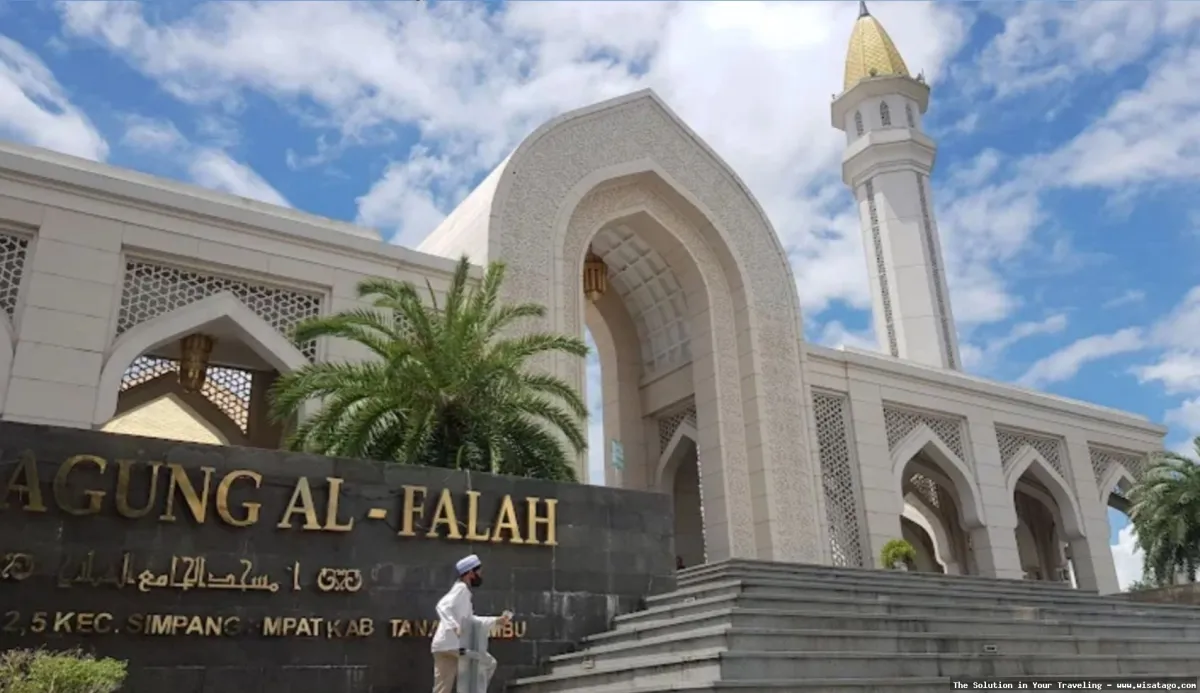 Masjid Agung Al Falah yang megah