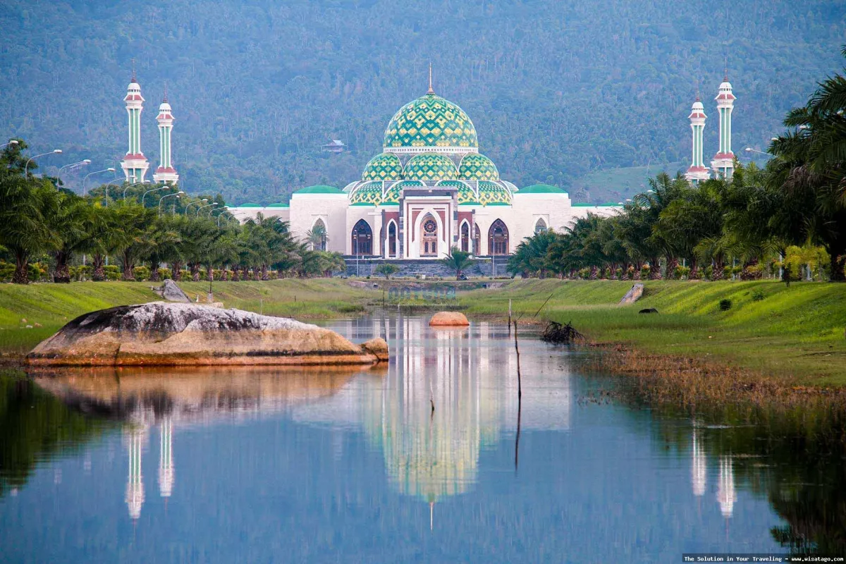 Masjid Agung Natuna nan megah.