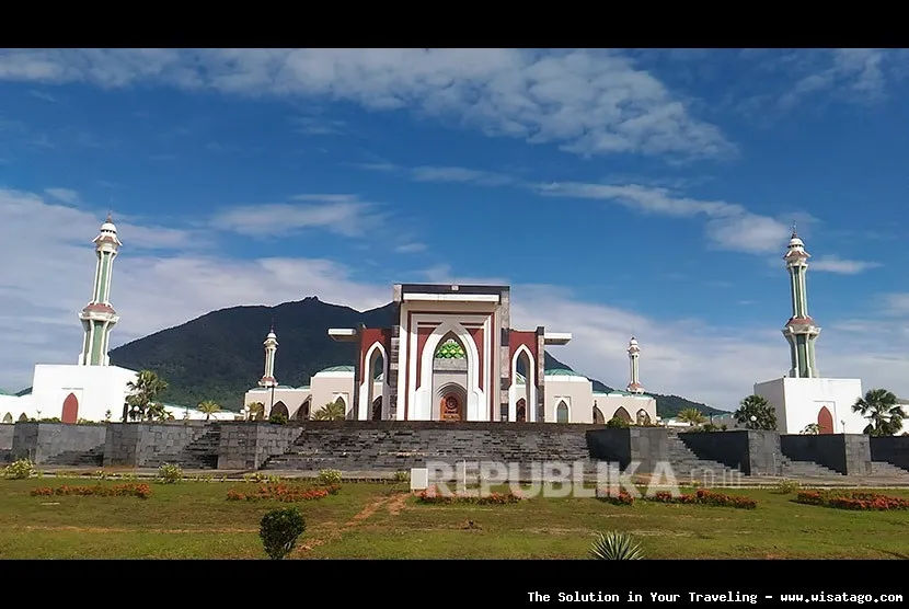 Masjid Agung Natuna yang megah berkilauan
