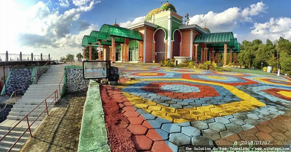 Masjid Baitul Makmur Tanjung Uban megah