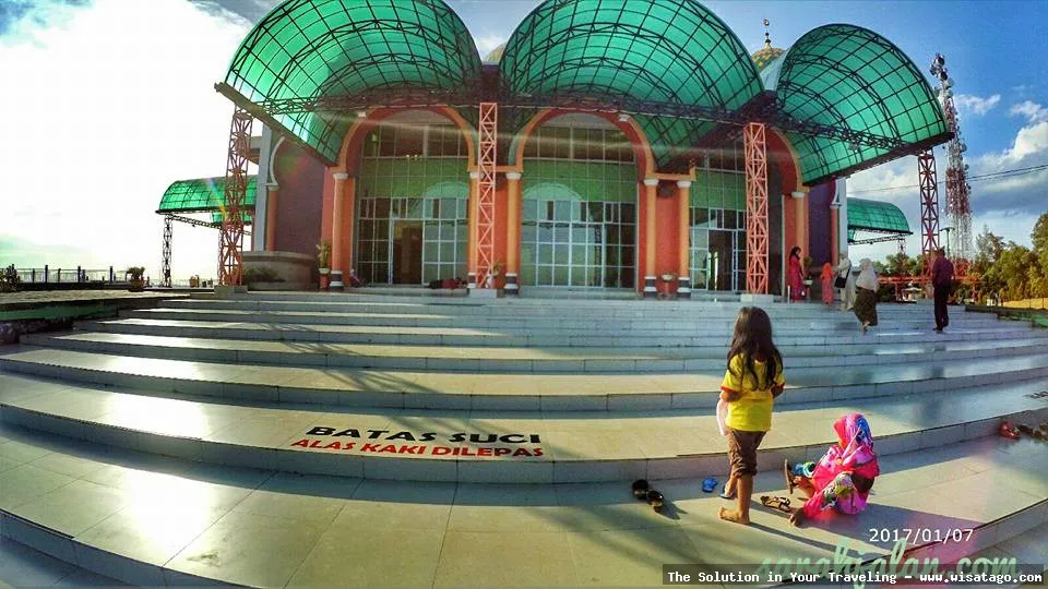 Masjid Baitul Makmur Tanjung Uban megah