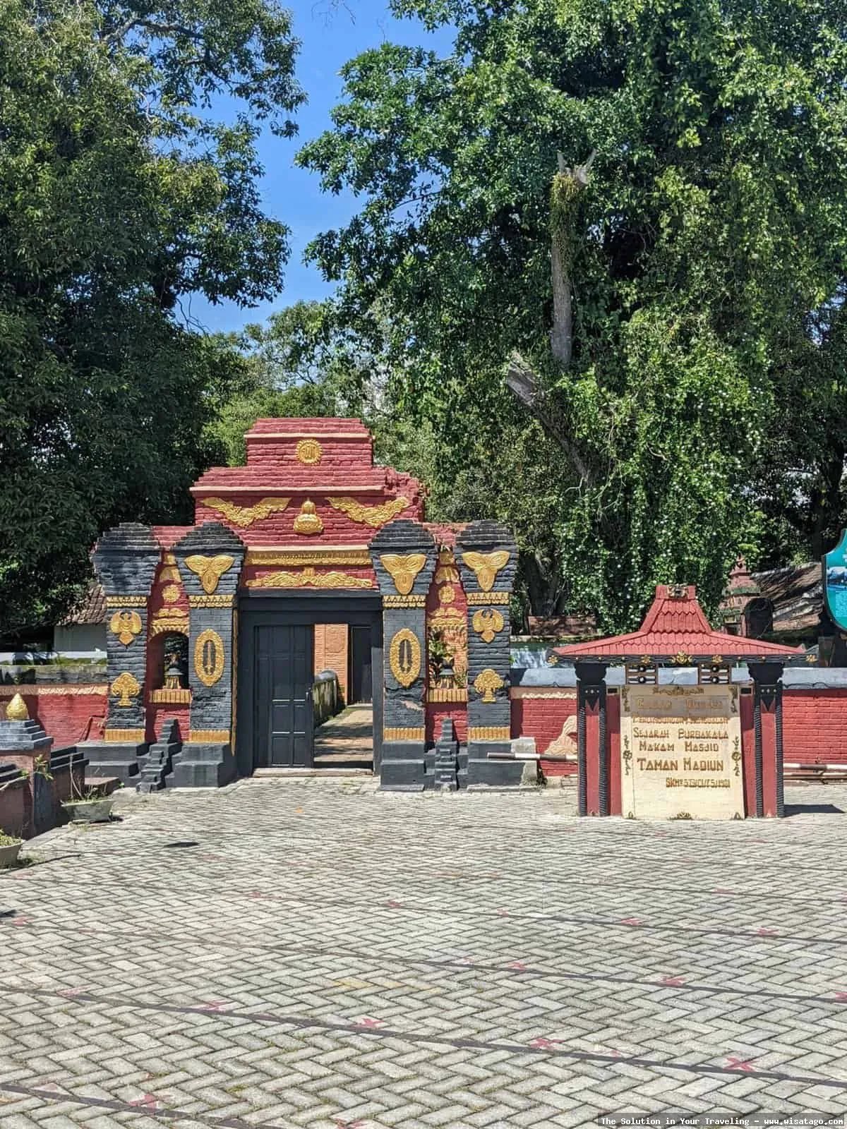 Masjid Besar Kuno Taman Madiun megah