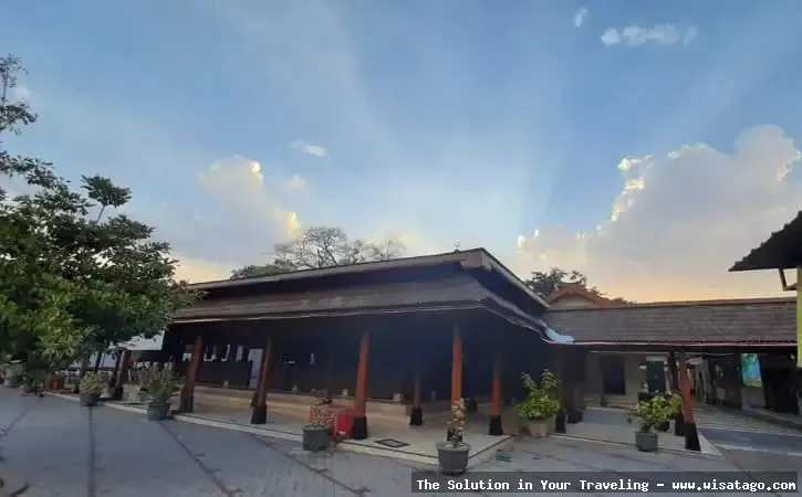 Masjid Besar Kuno Taman Madiun megah