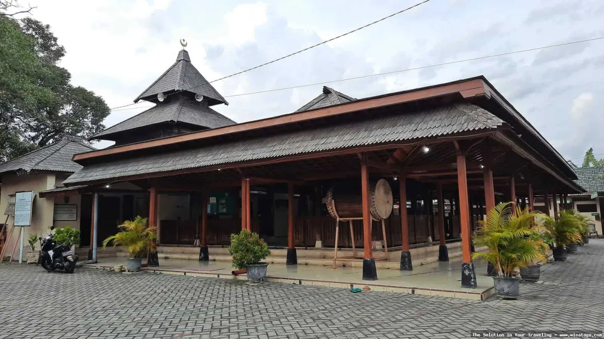 Masjid Besar Kuno Taman Madiun megah