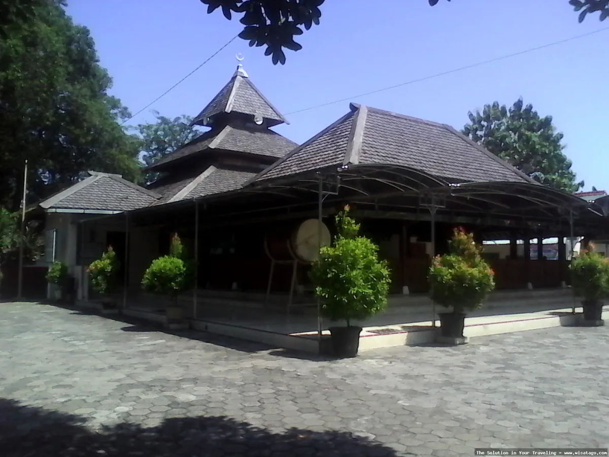 Masjid Besar Kuno Taman Madiun megah