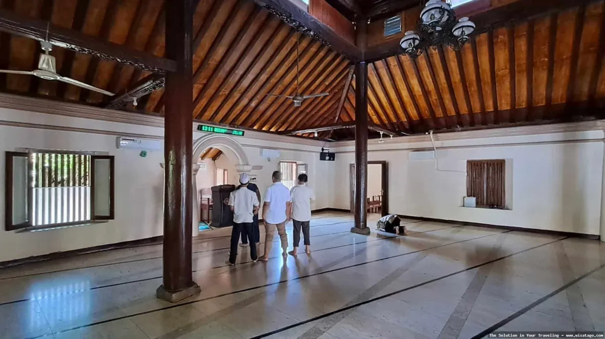 Masjid Besar Kuno Taman Madiun megah