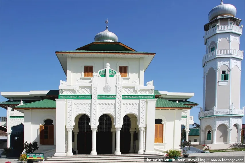 Masjid Jami Baiturrahim tampak megah