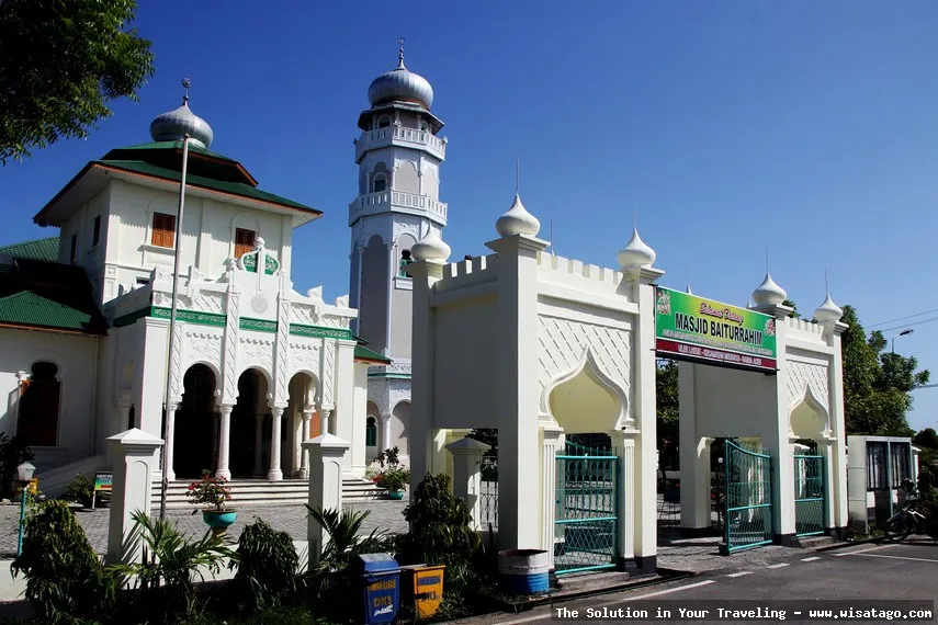 Masjid Jami Baiturrahim tampak megah
