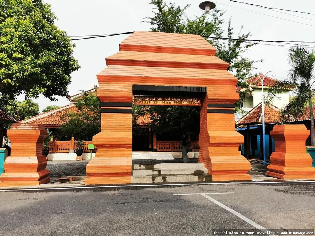 Masjid Kuno Kuncen: Tips, Harga Tiket, Kuliner, Lokasi, Fasilitas dan Spot Masjid Kuno Kuncen: Tips, Harga Tiket, Kuliner, Lokasi, Fasilitas dan Spot
