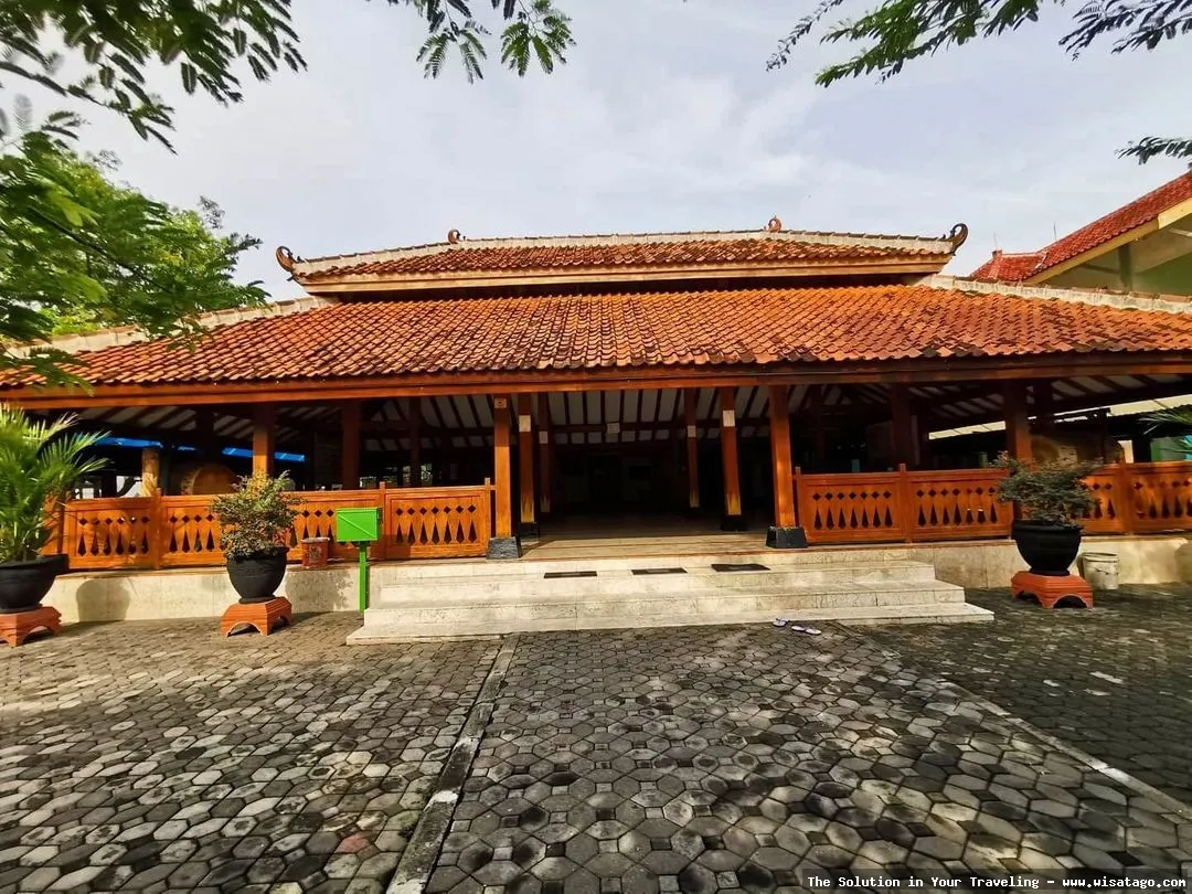 Masjid Kuno Kuncen: arsitektur Jawa klasik