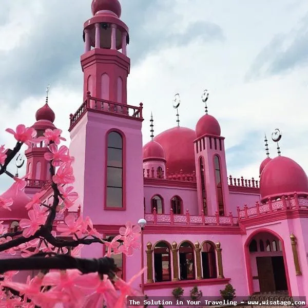 Masjid Pink, bangunan ikonik berwarna merah muda
