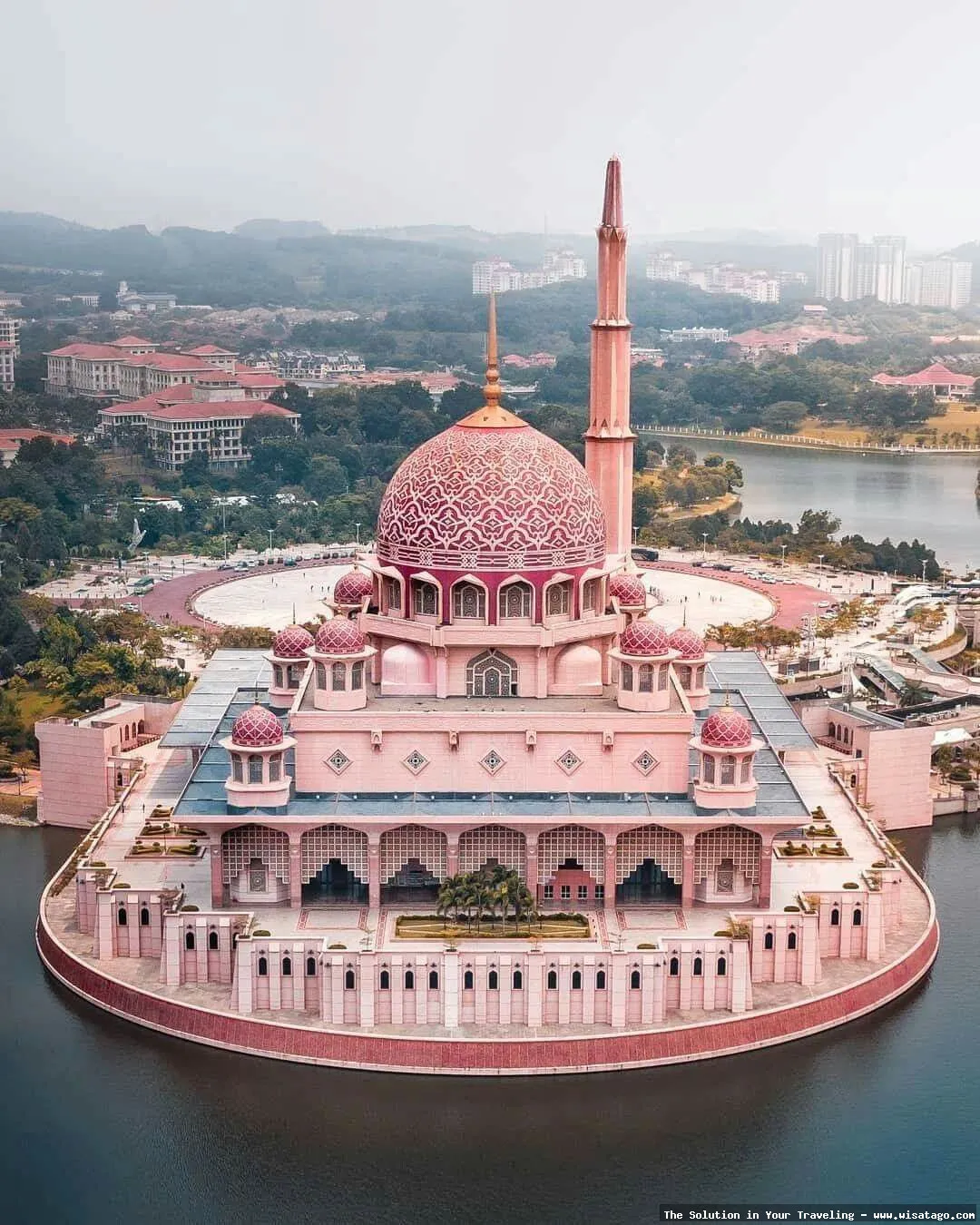Masjid Pink yang megah dan indah