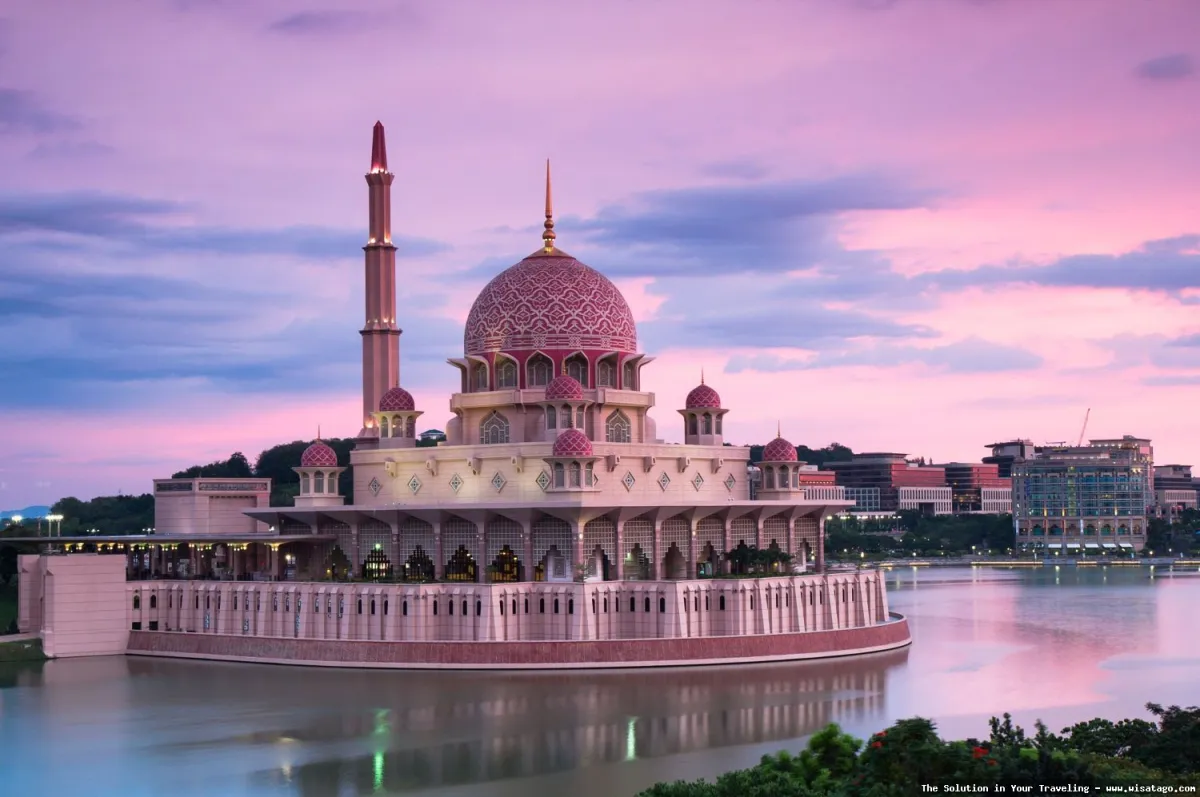 Masjid Pink yang megah dan indah
