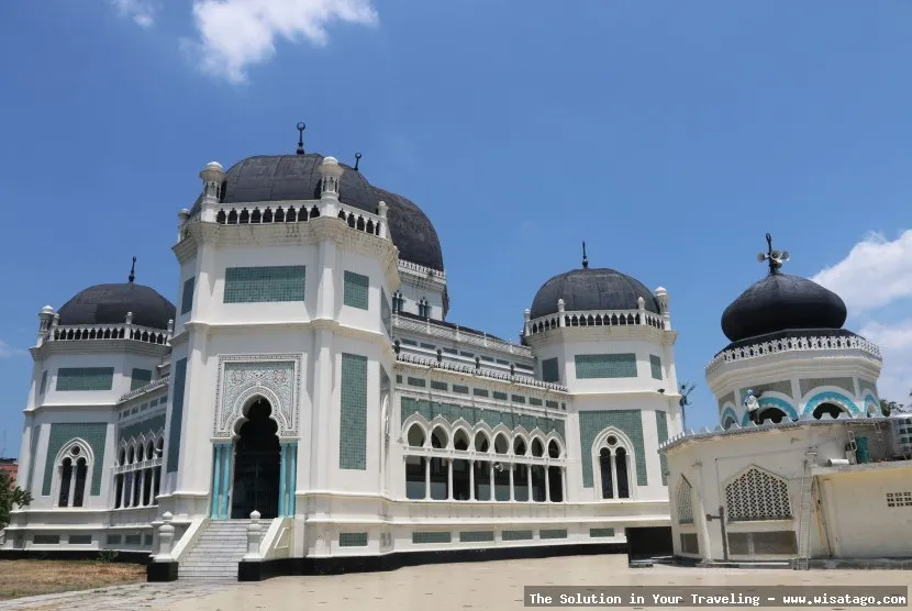 Masjid Raya Al Hikmah yang megah