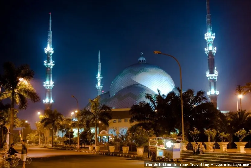 Masjid Raya Al Hikmah yang megah.