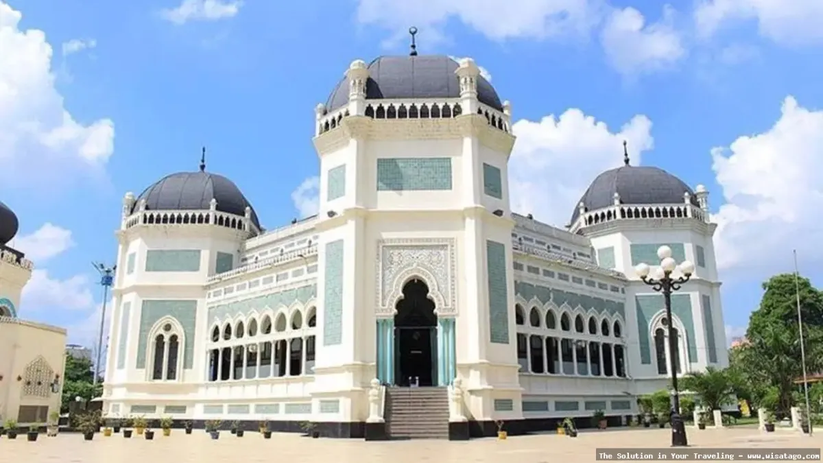 Masjid Raya Al Hikmah yang megah.