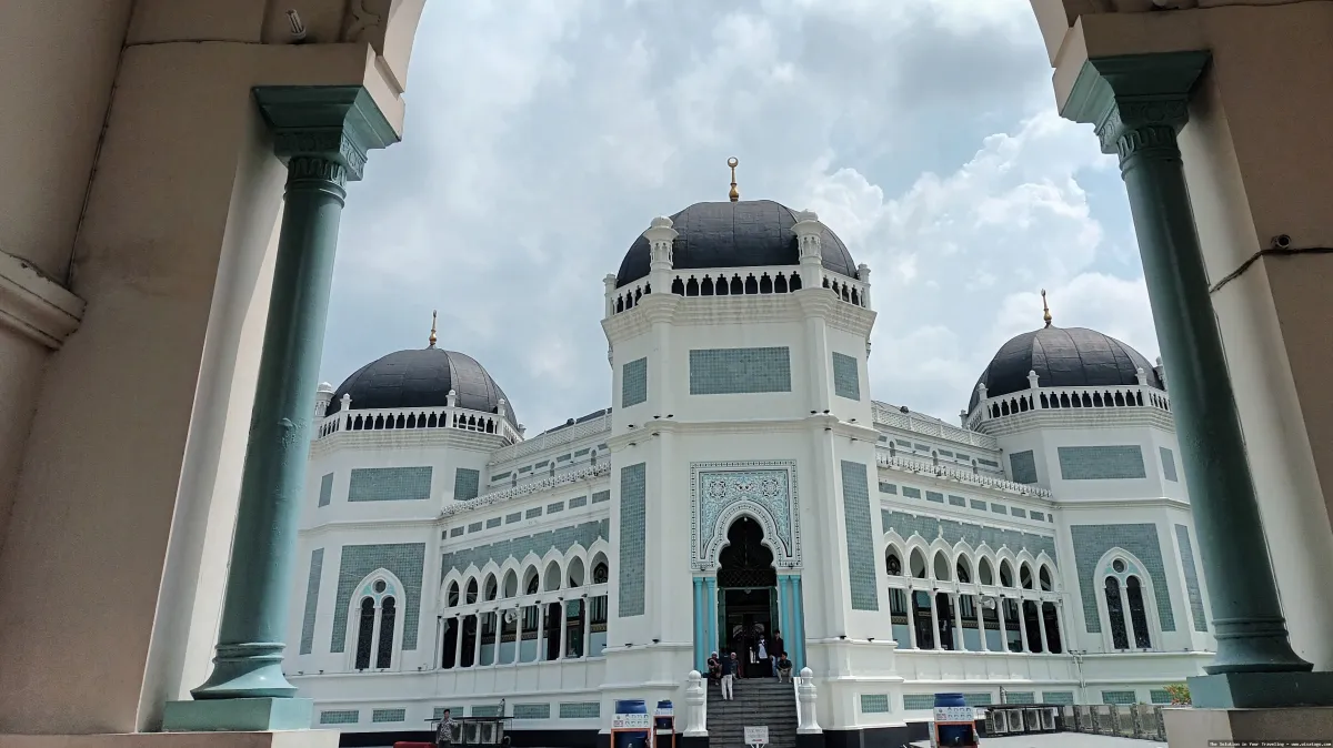 Masjid Raya Al Hikmah yang megah.