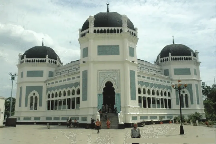 Masjid Raya Al Hikmah yang megah.