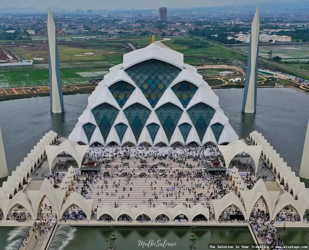 Masjid Raya Al Hikmah yang megah.