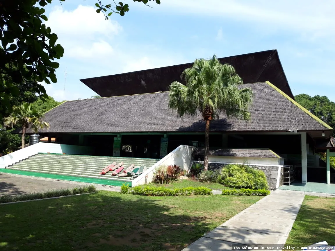 Masjid Raya Al Hikmah yang megah.