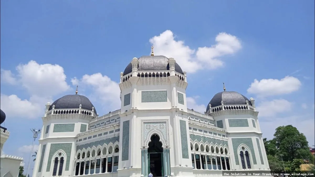Masjid Raya Al Hikmah yang megah