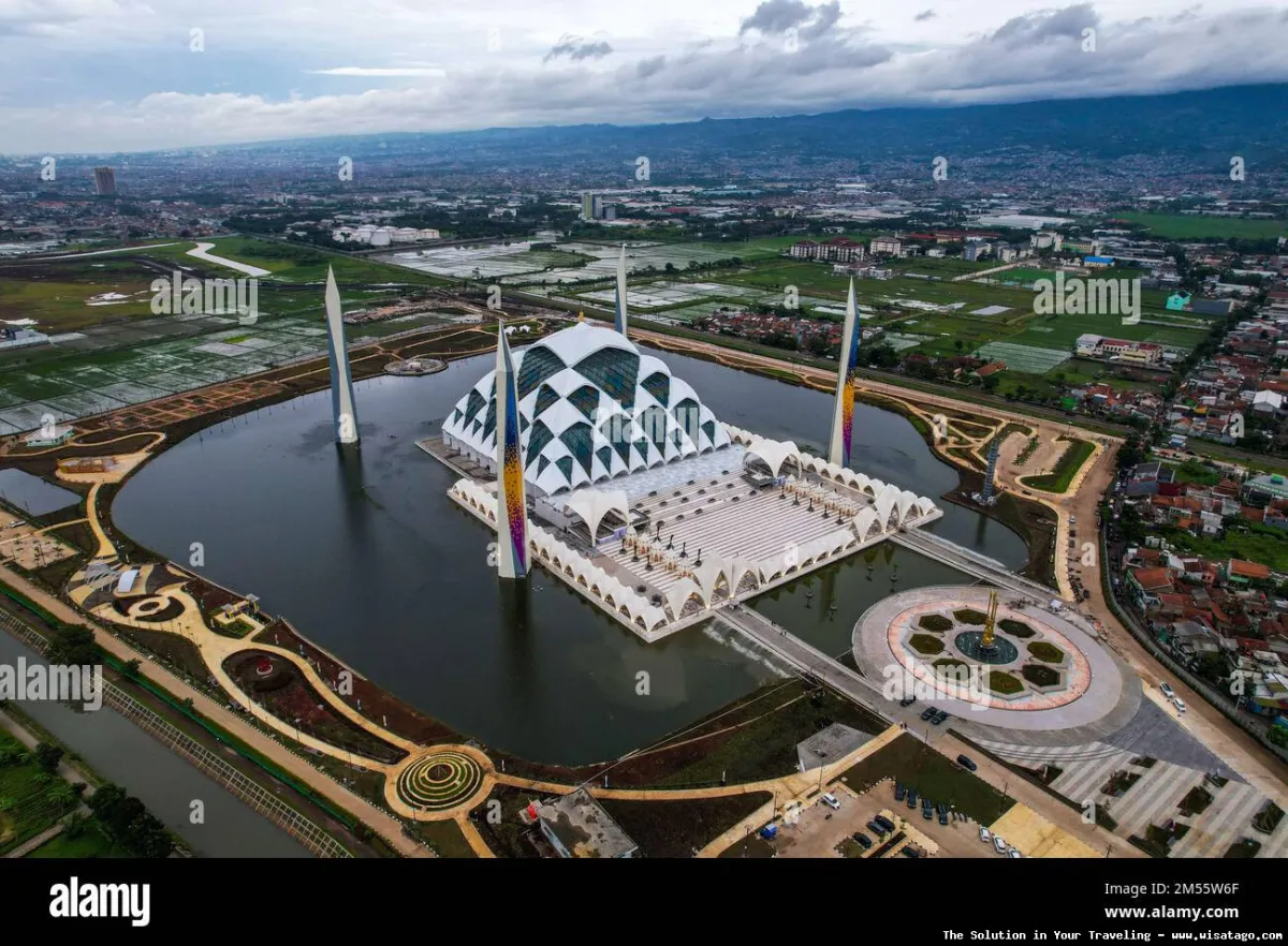 Masjid Raya Al Mubaraq yang megah.