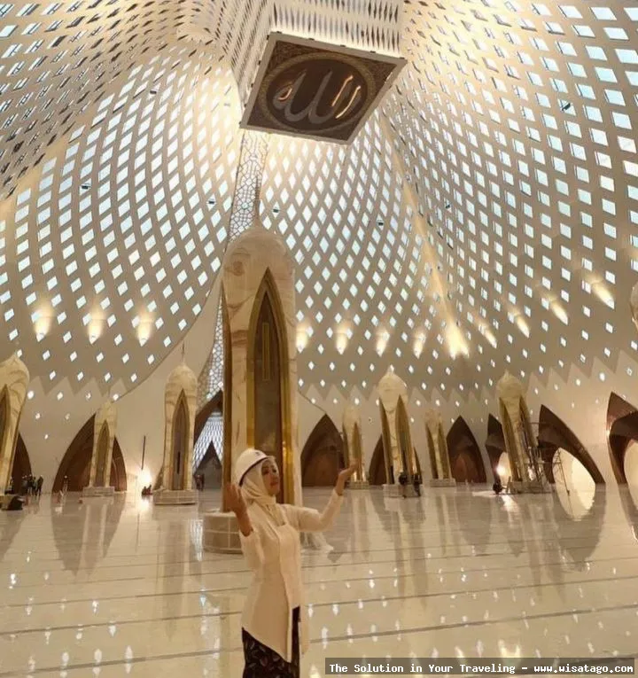 Masjid Raya Al Mubaraq yang megah.