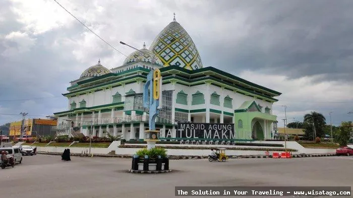 Masjid Raya Baitul Makmur yang megah