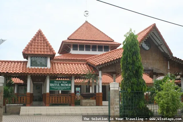 Masjid Raya Baitul Makmur yang megah