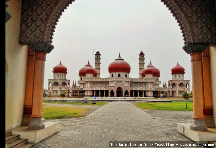 Masjid Raya Baitul Makmur yang megah