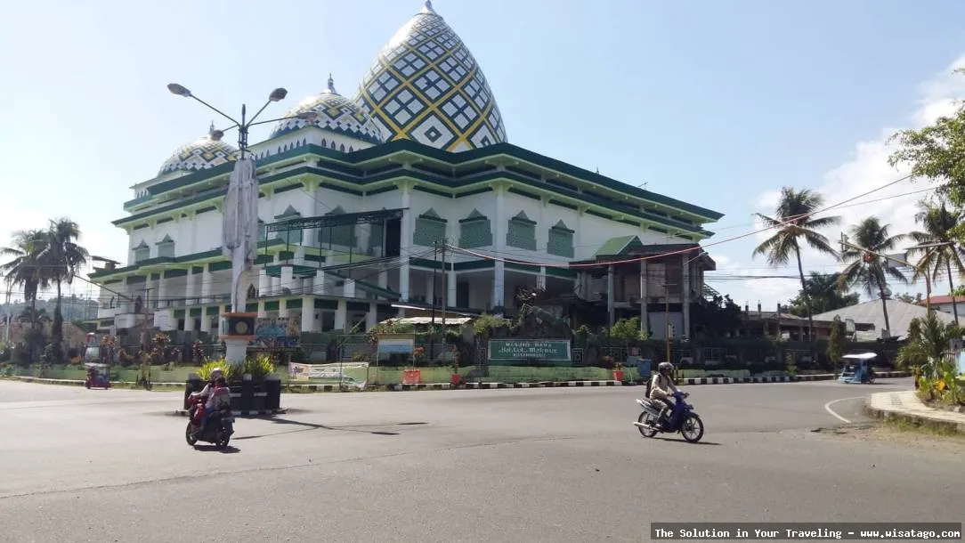 Masjid Raya Baitul Makmur yang megah