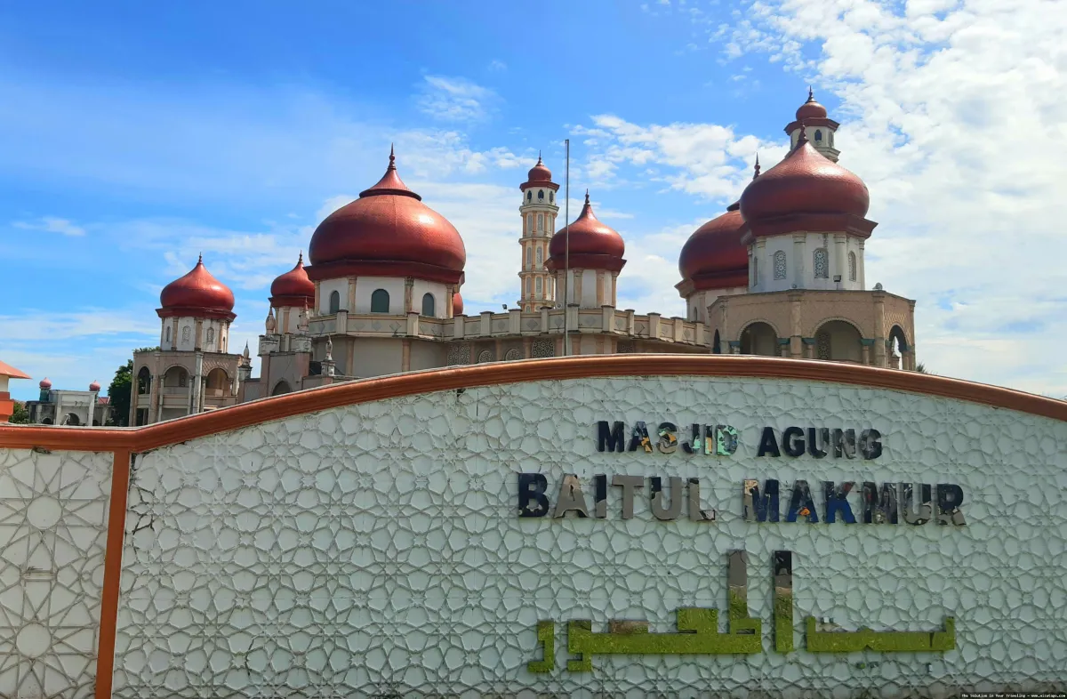 Masjid Raya Baitul Makmur megah dan indah