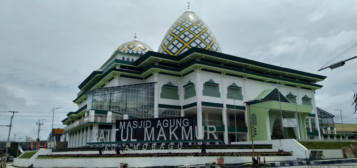 Masjid Raya Baitul Makmur yang megah