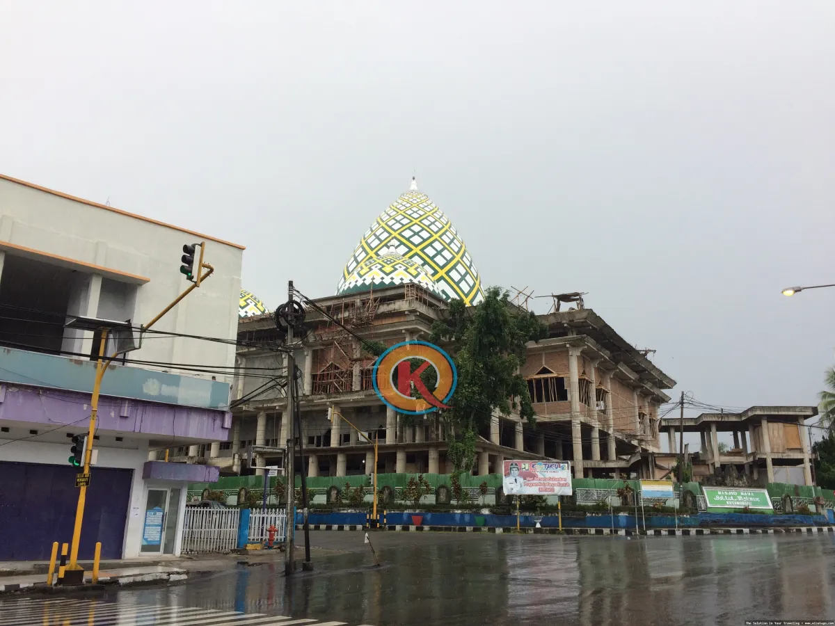 Masjid Raya Baitul Makmur yang megah