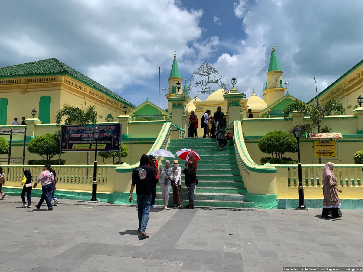 Masjid Raya Kepulauan Riau megah memesona