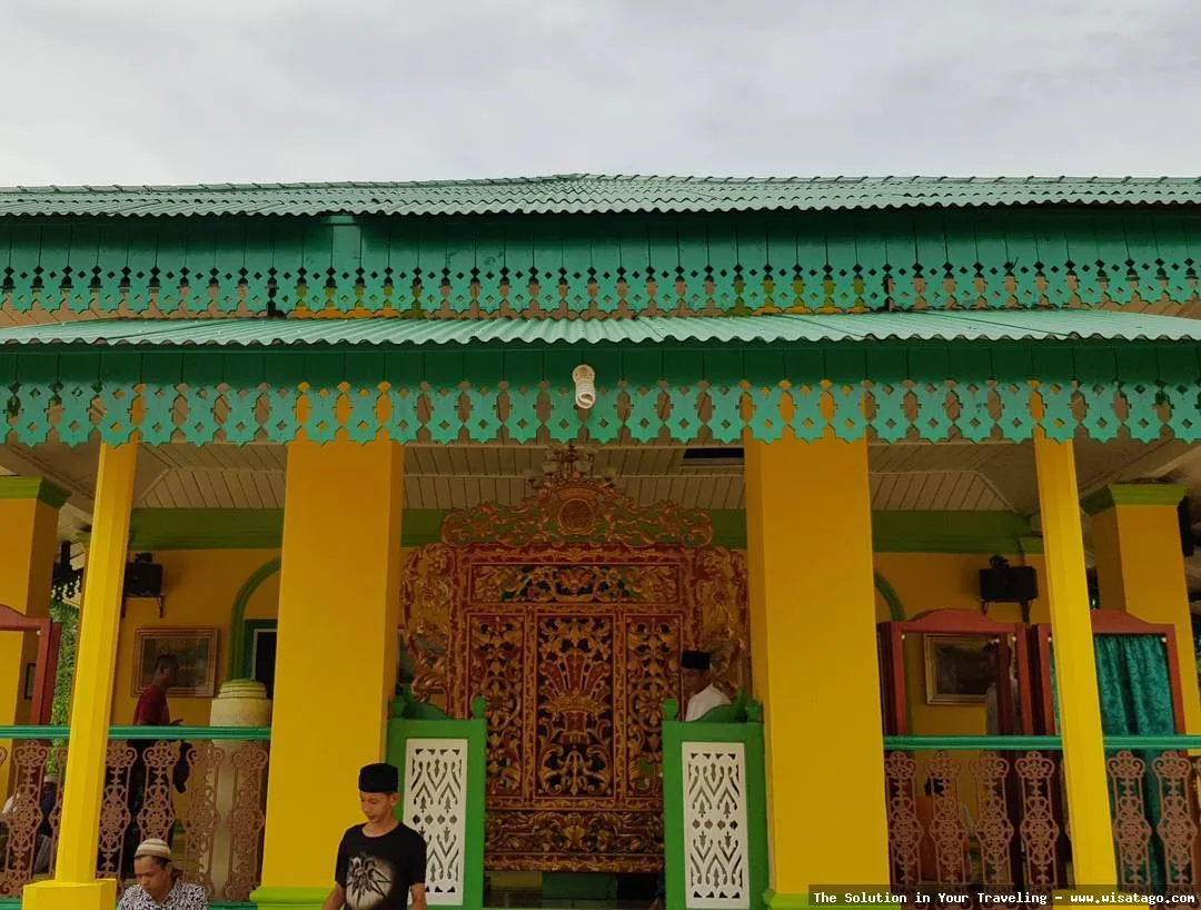 Masjid Sultan Lingga, arsitektur megah.