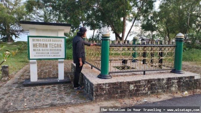 Meriam Tegak, simbol sejarah maritim.