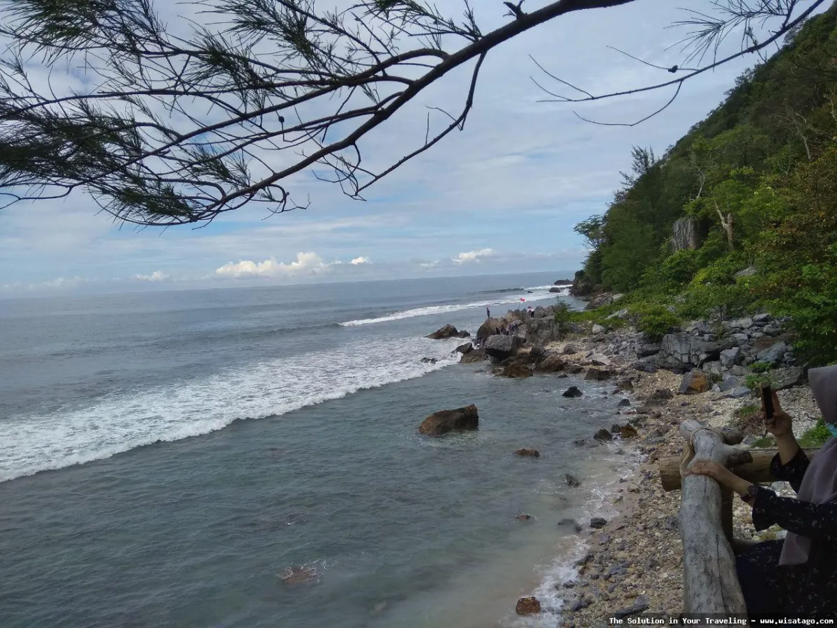 Momong Lampuuk: menikmati senja di pantai