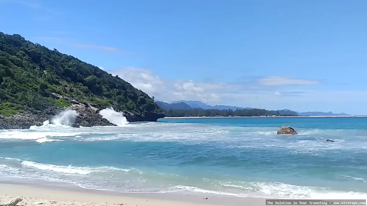 Momong Lampuuk, menikmati senja di pantai
