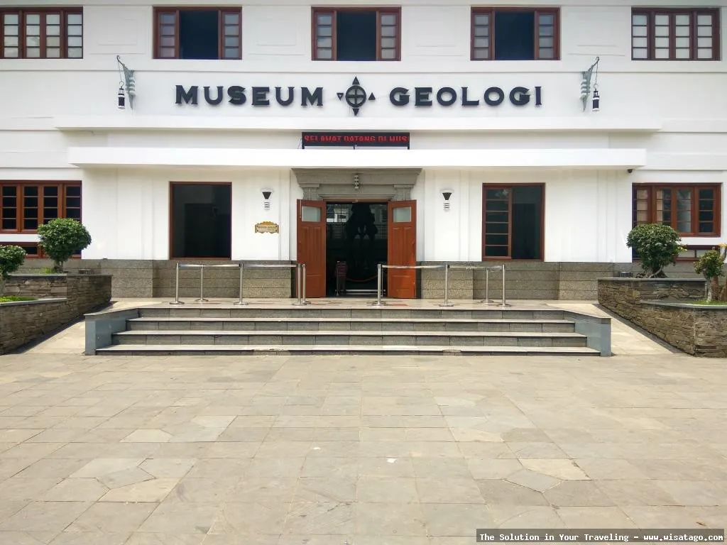 Museum Geologi Bandung tampak depan megah
