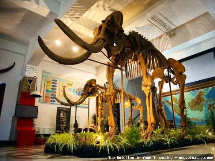 Museum Geologi Bandung, tampak depan ikonis.