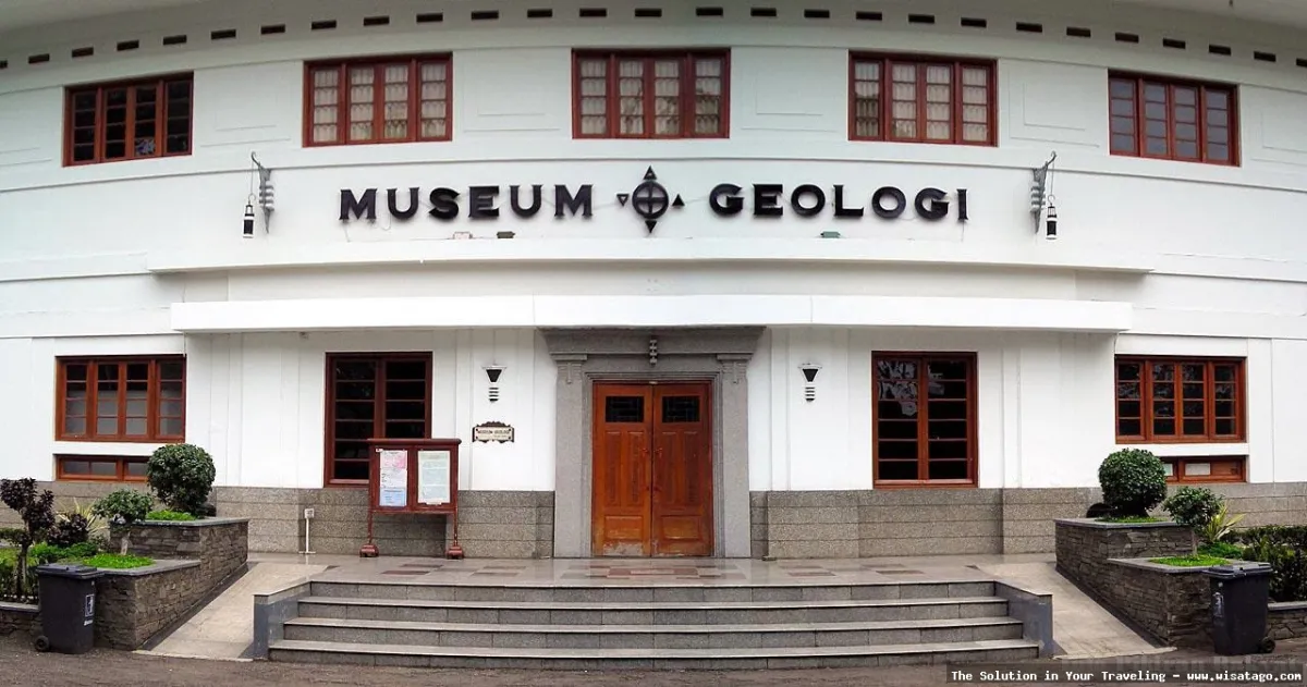 Museum Geologi Bandung tampak depan megah