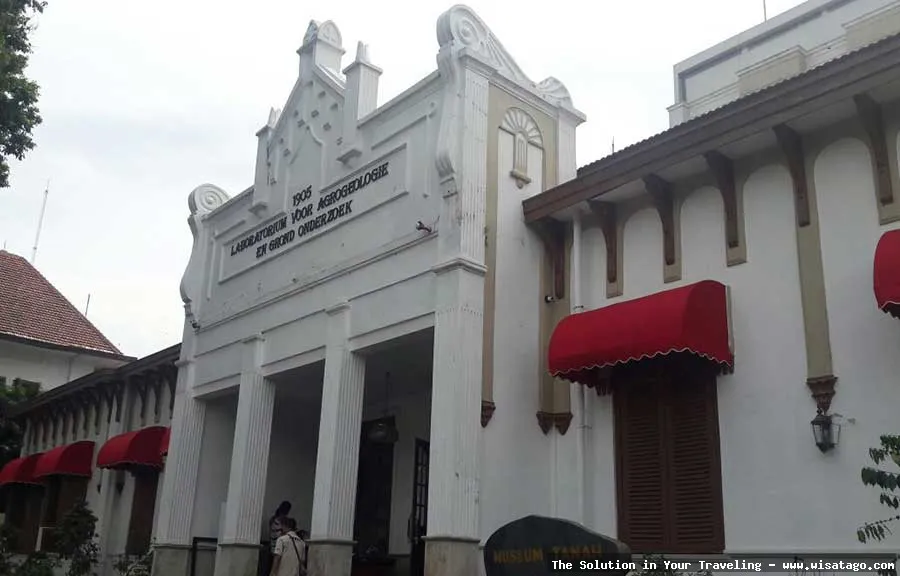 Museum Tanah, koleksi berbagai jenis tanah.
