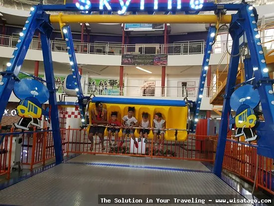 Nagoya Citywalk: Suasana belanja modern.