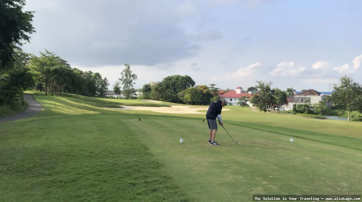 Padang Golf Bukit Indah Sukajadi yang hijau
