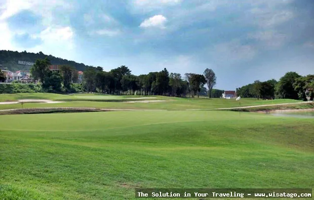 Padang Golf Bukit Indah Sukajadi nan hijau