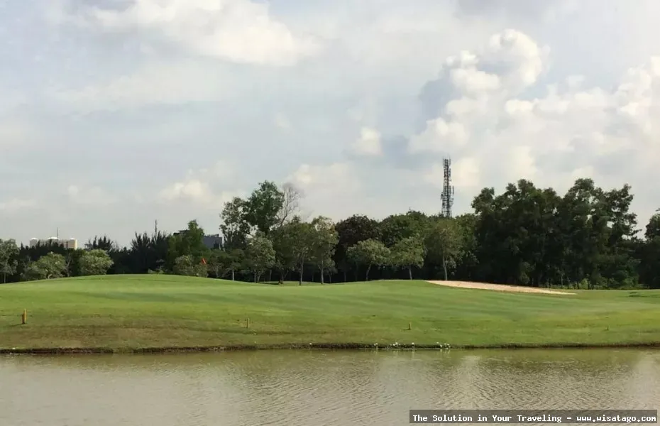 Padang Golf Bukit Indah Sukajadi nan hijau