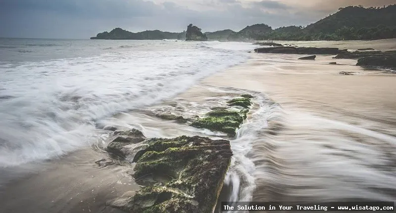 Pantai Bajul Mati yang mempesona